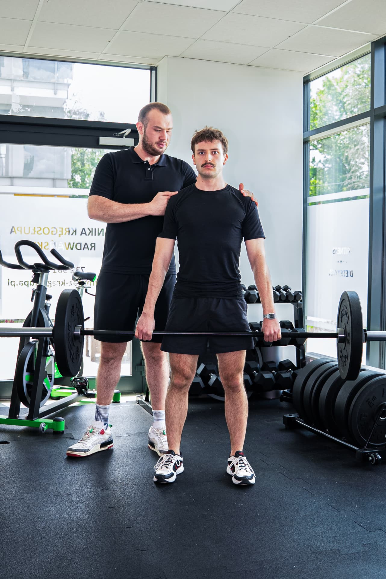 Trening z użyciem sztangi pod okiem specjalisty